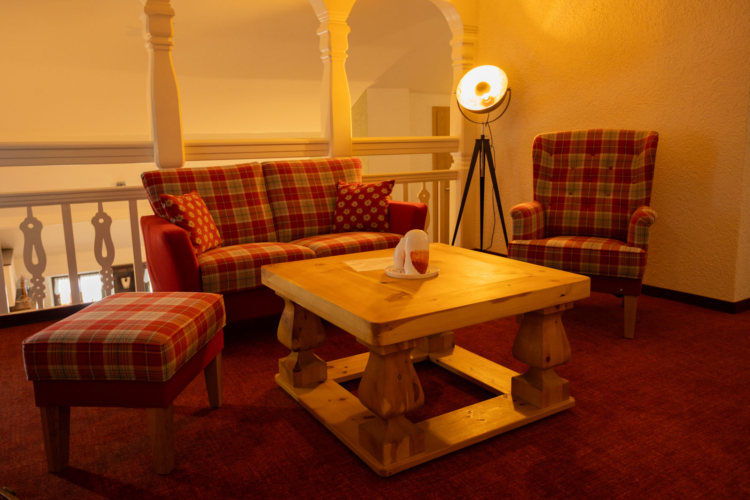 Eine Sitzgruppe mit Couchtisch