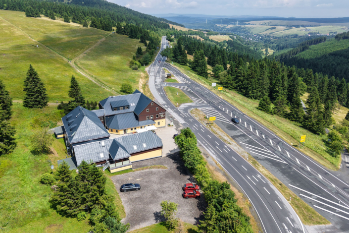 Vogelperspektive des Hotel und Restaurants Berggasthof "Neues Haus" in Oberwiesenthal