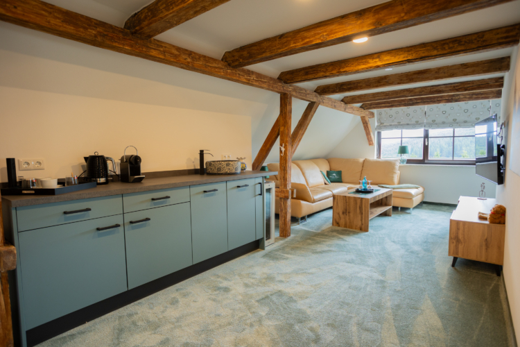 Ein Raum mit einer Küche und einer Sitzecke